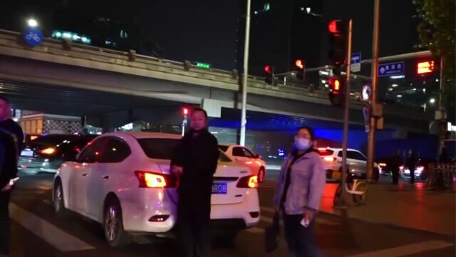 为挣钱开私家车拉客,占道乱秩序,警方为国贸清道丨法治进行时