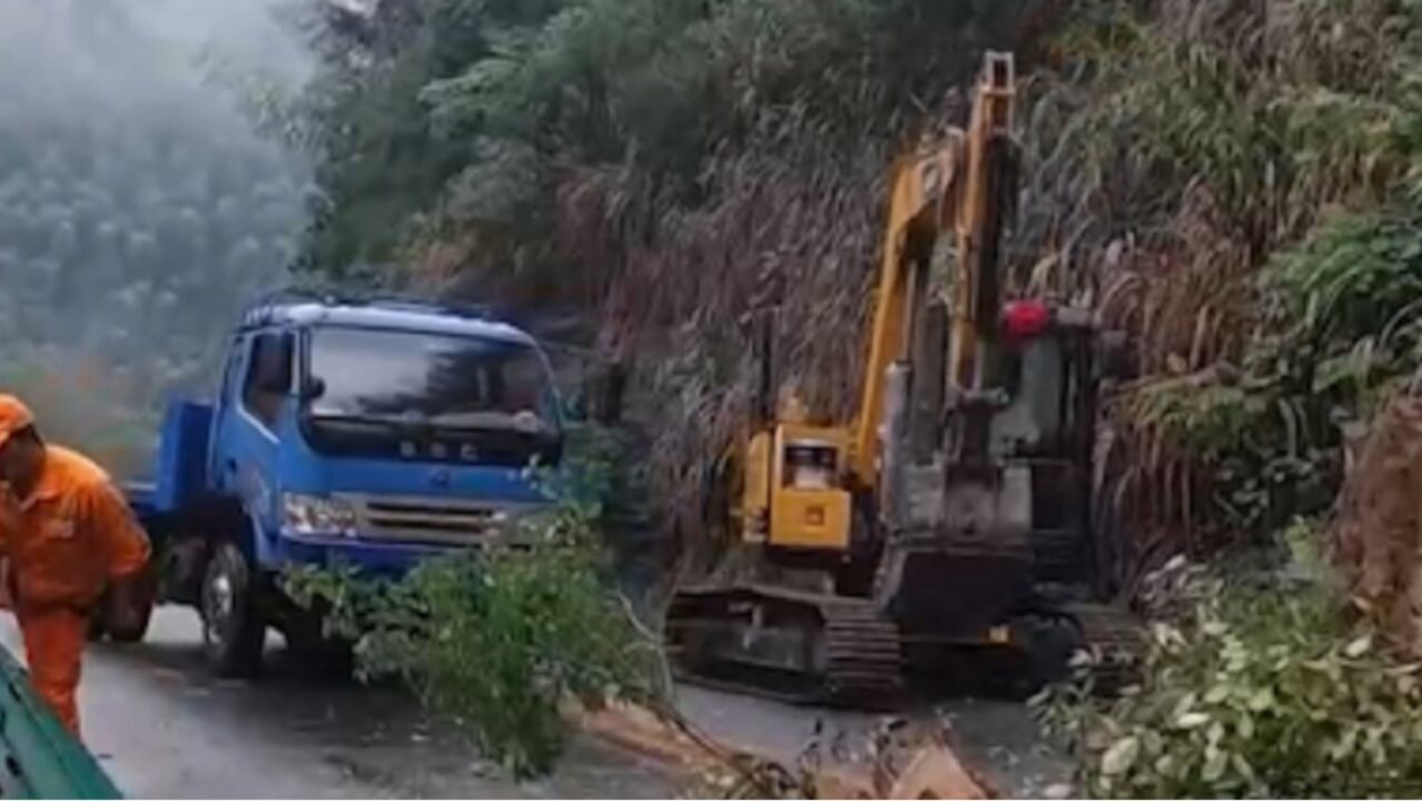 安徽休宁连夜暴雨致山体塌方,各部门合力抢通道路