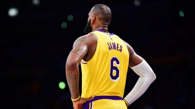 千万不要啊！名记：消息源告知 詹姆斯不确定下赛季是否回归，他可能考虑退役！