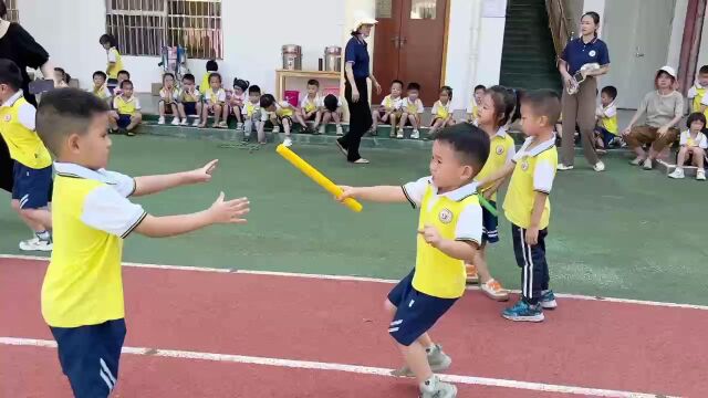 “六一趣味运动会”接力跑比赛