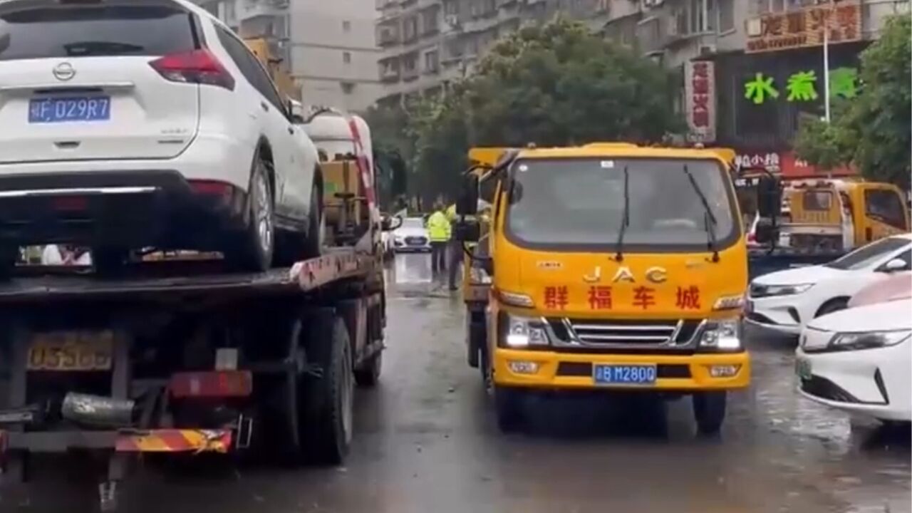 暴雨导致城区严重内涝,多名被困居民成功获救