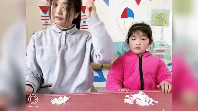 幼儿园开展科学小实验——《摩擦起电》