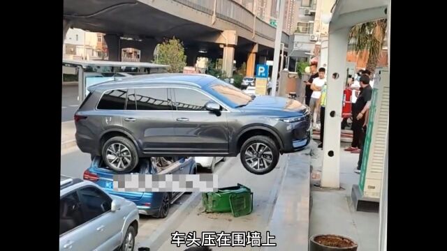 鉴定一下奇葩交通事故,这辆车是怎样开上去的?