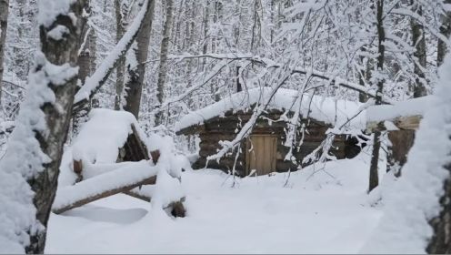 暴风雪来临，躲在自己建造的木屋里过夜，太舒适了