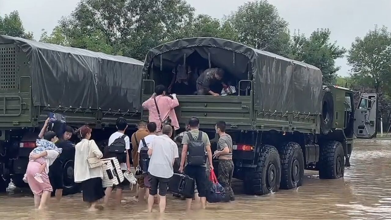 保定暴雨高铁东站严重积水,解放军用军车运输滞留旅客:护送上车