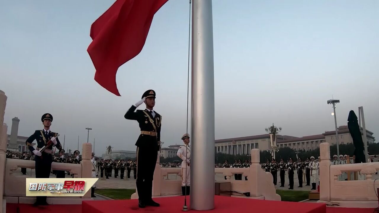 北京卫戍区组织抗洪抢险官兵代表观看升国旗仪式