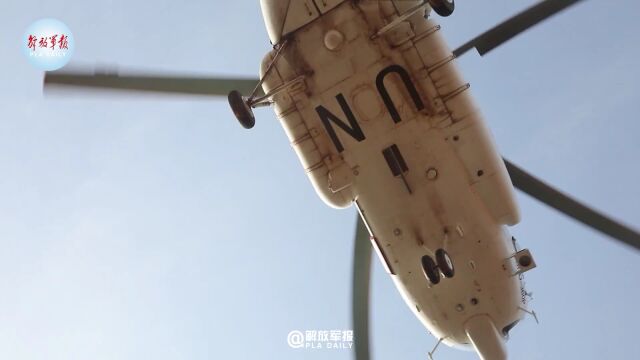 中国第3批赴阿卜耶伊维和直升机分队执行空中物资补给任务