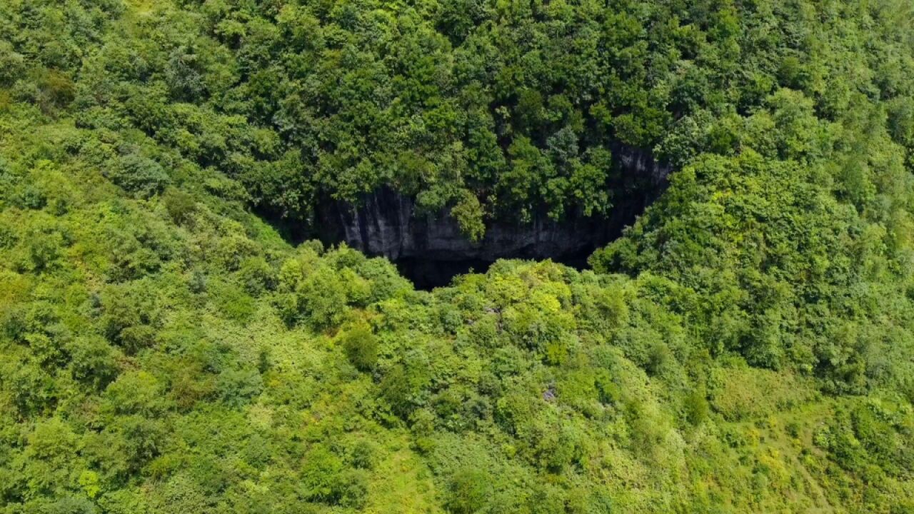 探秘无尽深渊,索降300多米进入,在里面遭遇洪水