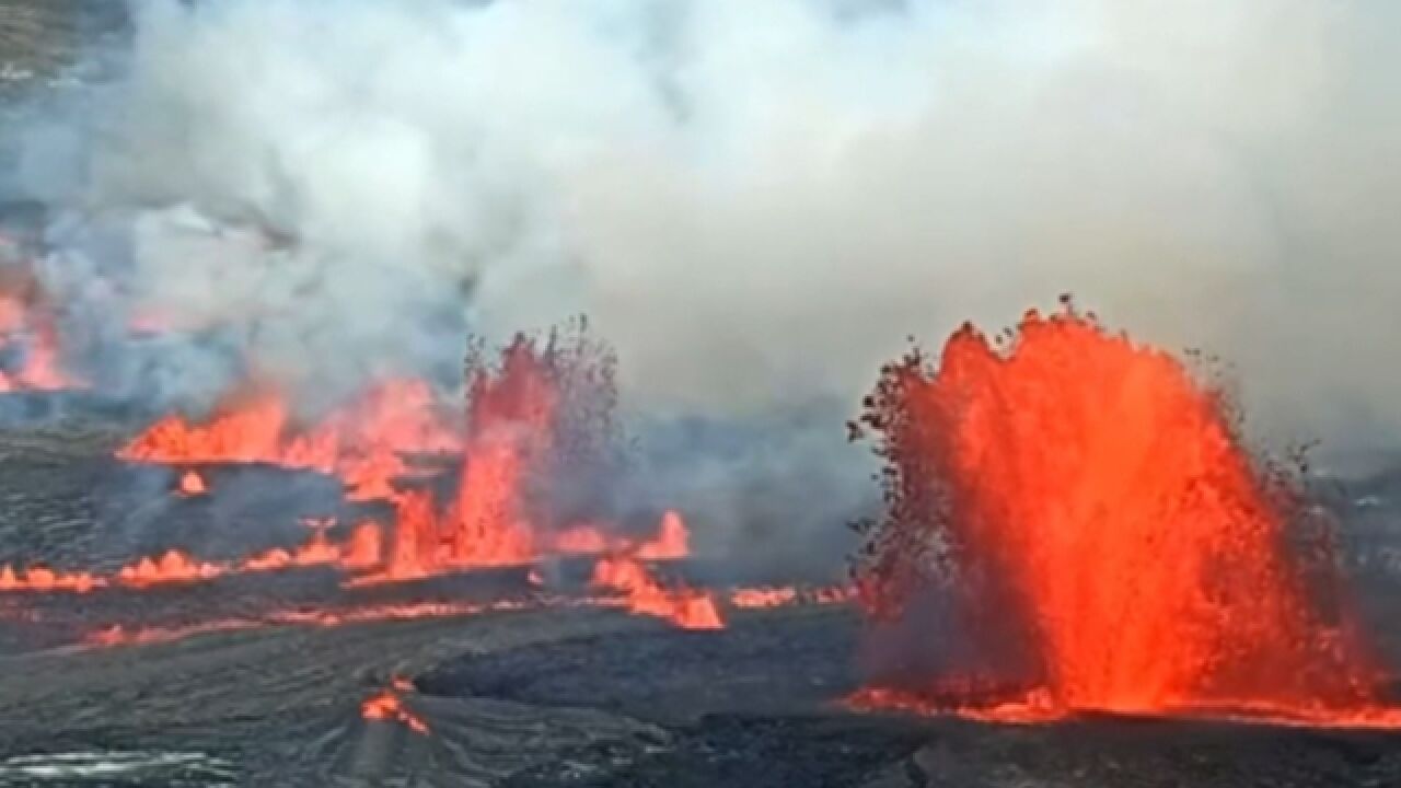 实拍!美国夏威夷基拉韦厄火山喷发:巨大熔岩喷泉 熔岩流淌