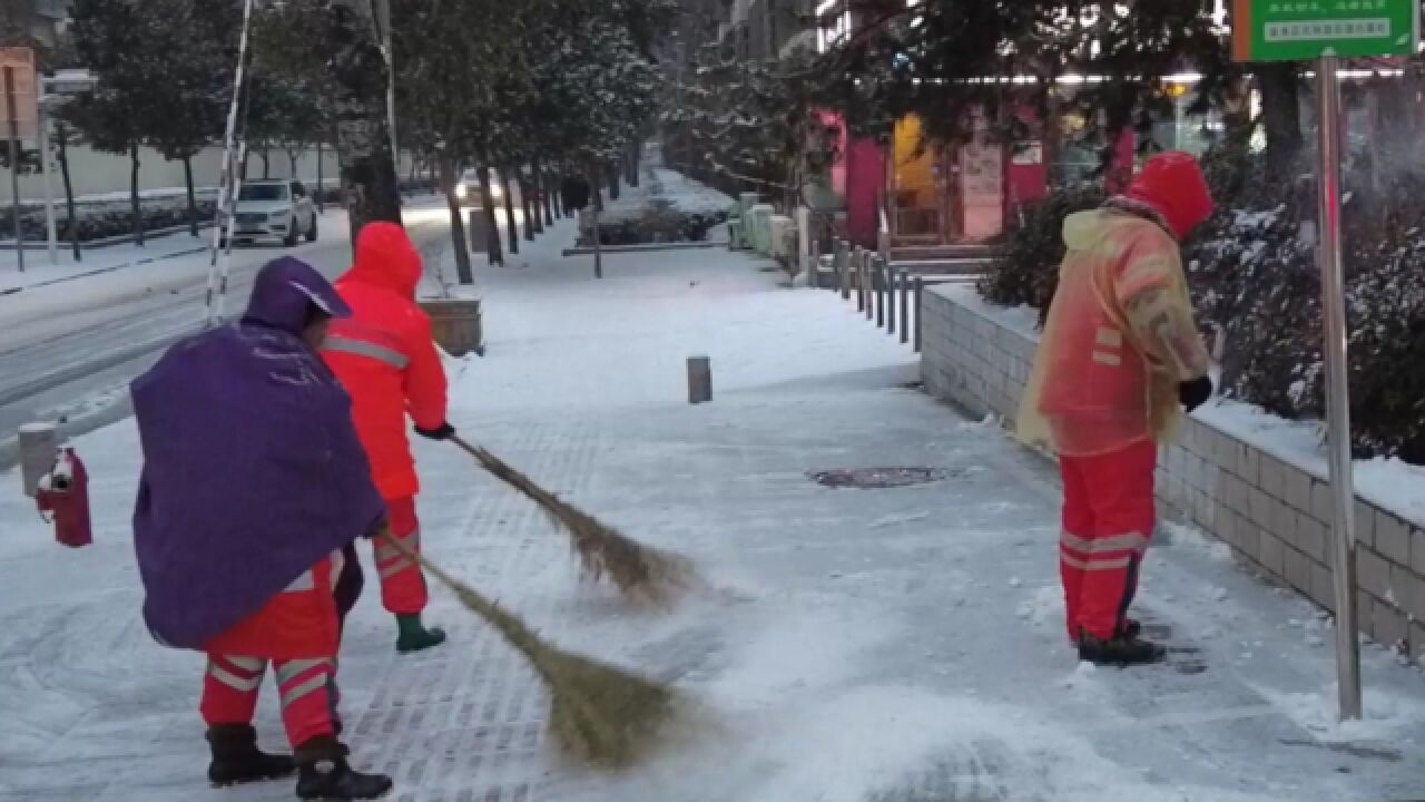 迎战低温雨雪|防路面上冻!清洁工雪中扫雪