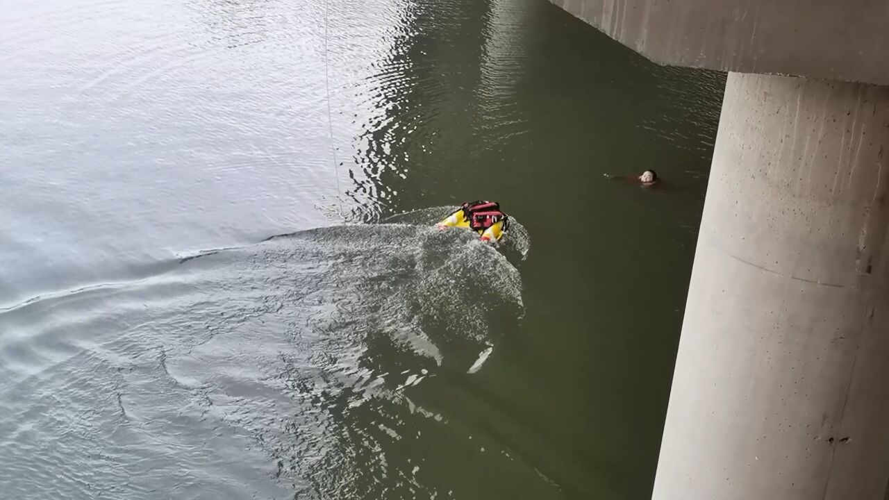 女子跳水轻生,水上救援机器人立大功