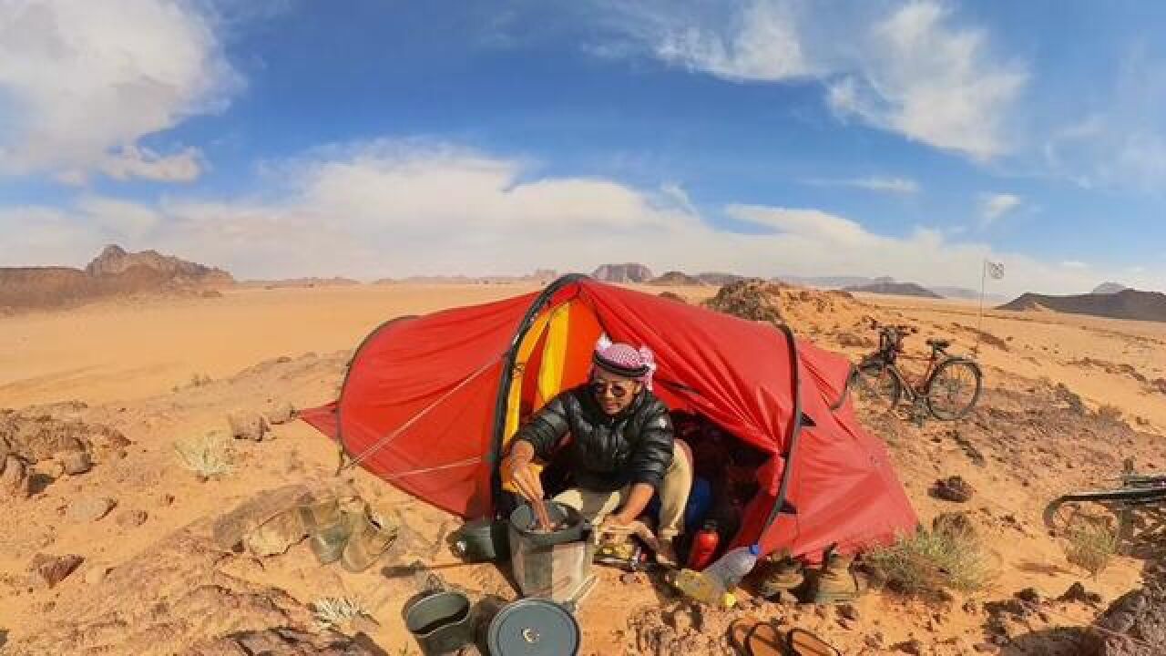 骑行约旦来到外星地貌的月亮谷,沙丘上露营,被风虐了一宿!