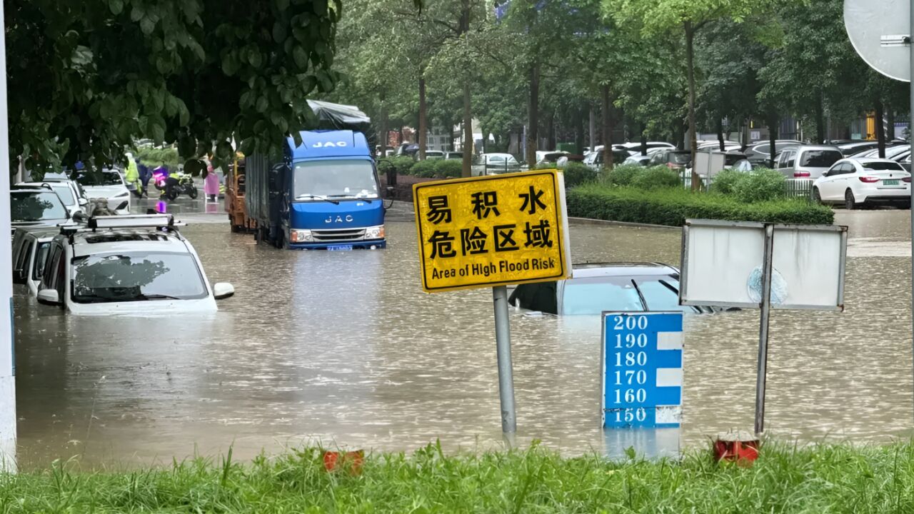 广西钦州小时雨量破历史纪录!南宁多城区内涝,有车辆被淹!