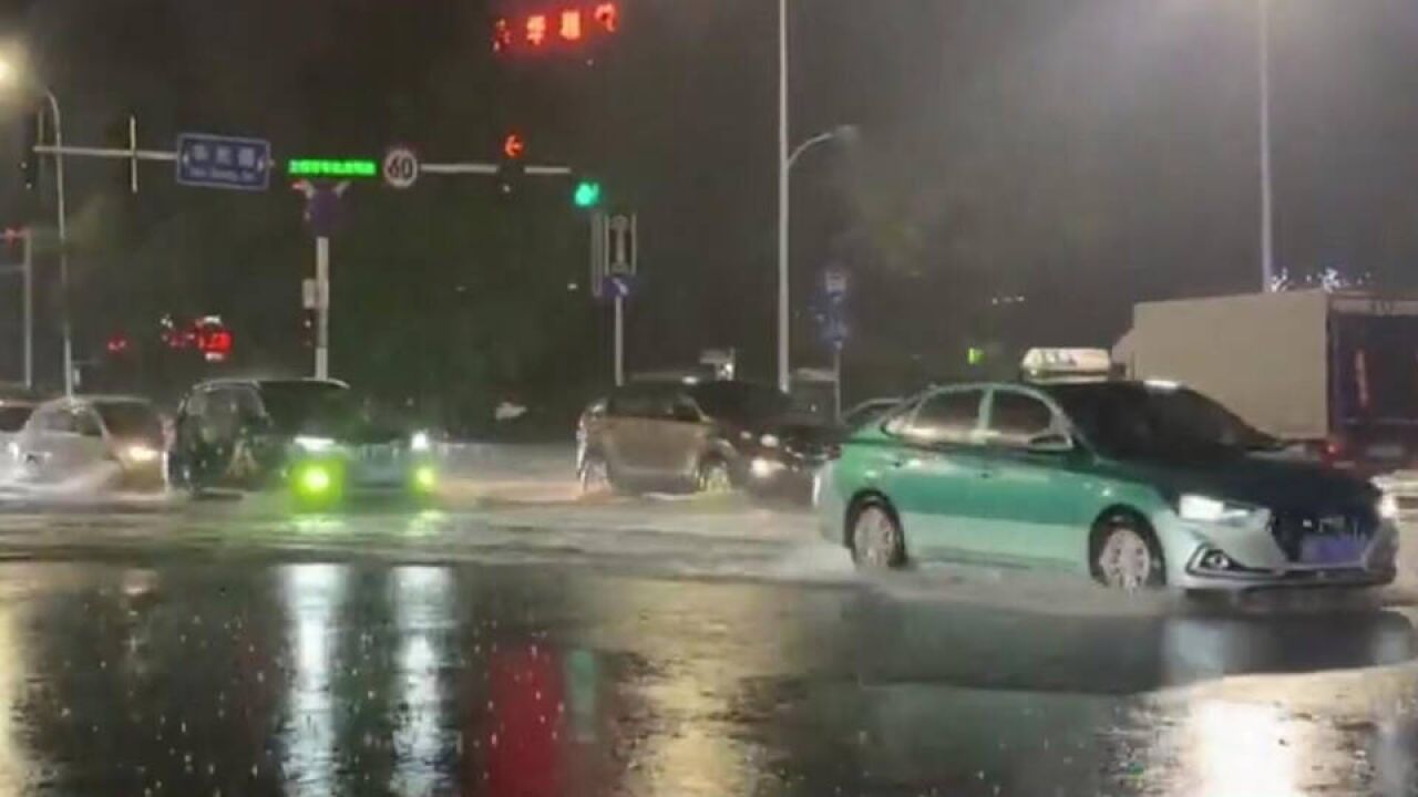 淄博:雨不停,人不撤 他们“汛”速行动 全力抢排积水路段