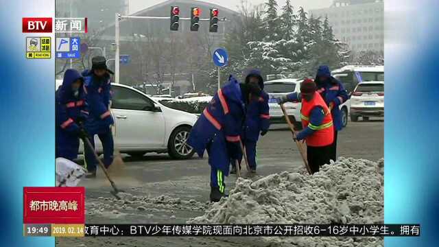 河南郑州:暴雪来袭 抓紧连夜清雪