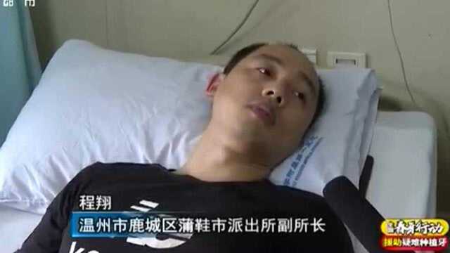 被剪刀扎得血流如注 民警抓捕中忍痛制服嫌犯