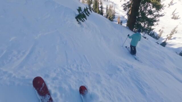 踩着雪板驰骋在斯阔谷的雪地中,感受人与天地融为一体感觉