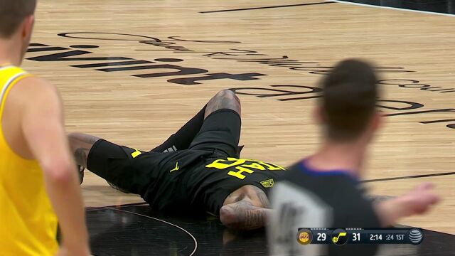 超神3+1！克拉克森失衡倒地飚中三分