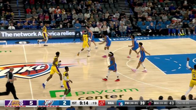 布朗空切进场上演双手暴扣 布朗外线空位三分稳稳命中