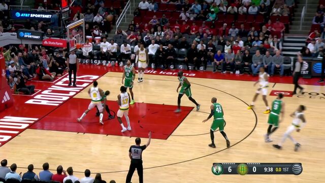 火箭连续抢到进攻篮板 小贾巴里-史密斯内外发难连取五分