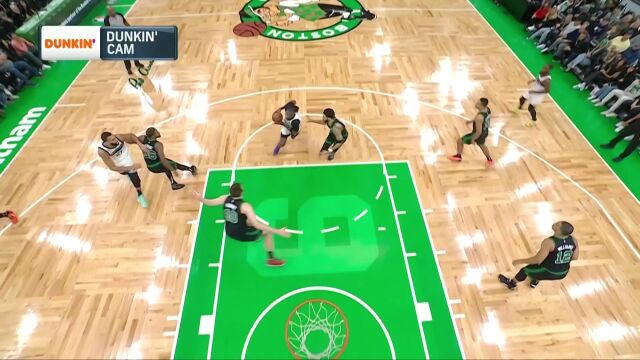 变向突破冲入禁区 里德穿越火线飞身上篮打进