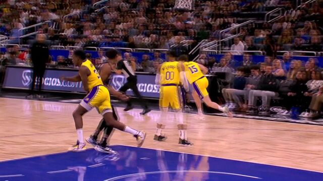 4人反击真壮观 里夫斯抢断反击连线詹皇空接炸筐