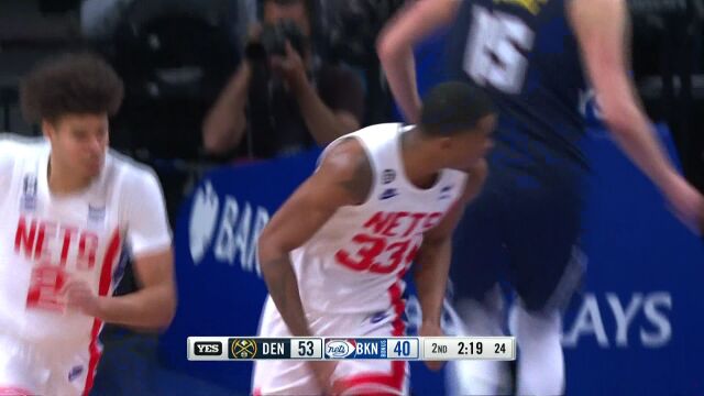 一展弹跳能力！克拉克斯顿拔地而起双手补扣