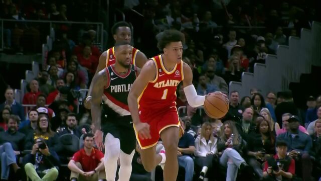 配合默契！约翰逊行进间横传助攻贝丝滑上篮