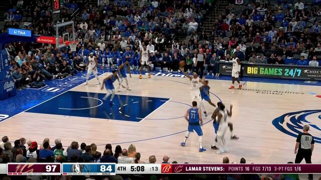 彻底打嗨了 莫布利接连内线出手完成暴扣