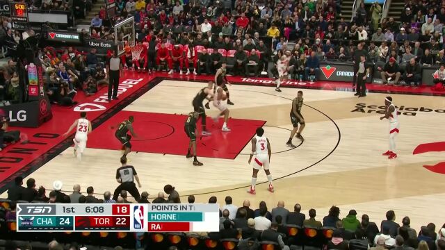 身体棒棒哒！巴恩斯撞开普拉姆利上篮打进