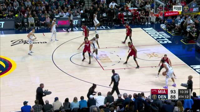 骤起发难击穿禁区 穆雷助飞小乔丹暴扣力贯千钧