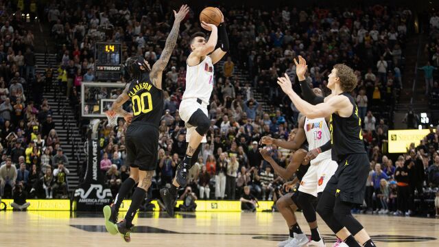 新年快乐！希罗骑马射箭飞身三分压哨绝杀为2022完美收官