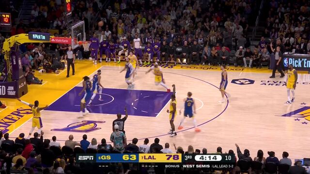 湖人最佳第六人 朗尼沃克开镜瞄准命中关键三分