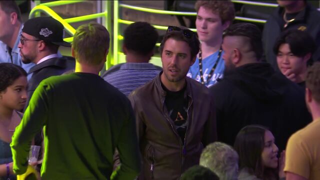 BOOM直播间解说金句：詹娜胳膊练的不错 端饮料能看出麒麟臂