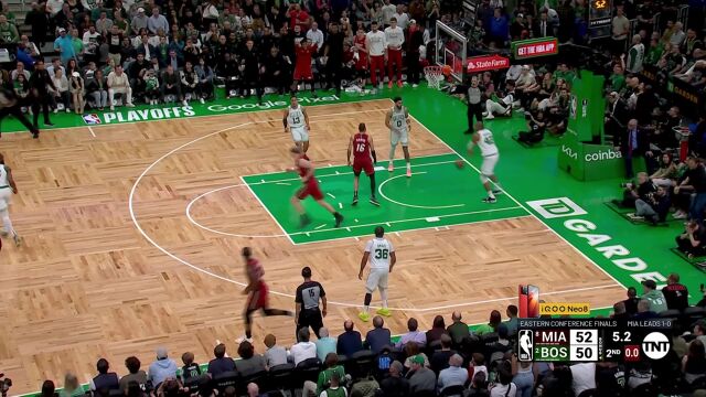 难度系数五颗星！ 巴特勒顶着斯玛特高难度转身后仰压哨命中