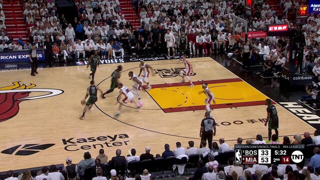 扛着球队往前走！布朗率队强攻内线连得6分难止渴