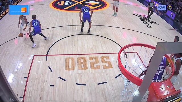 肉眼可见的高难度！ 布朗迎着防守艰难打进2+1