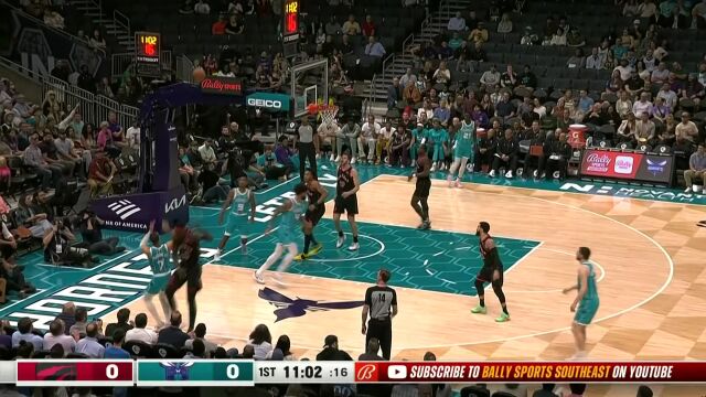 防守在哪里？理查兹杀到篮下暴扣得手