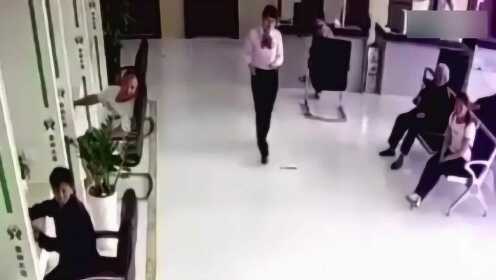 银行女经理发现危险时,女汉子的本质瞬间爆发了出来! - 腾讯视频