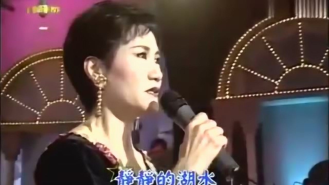 费玉清亲自为女嘉宾开场《静静的湖水》声音清澈灵动