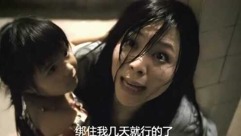 吸毒女子落魄至此，小女儿看着妈妈的一切