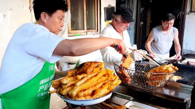 实拍济南网红油条,大叔摆摊干48年,一斤12元,顾客夸奖吃不出油