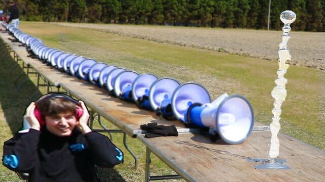 声音能碎玻璃?小伙用100个扩音器试试,堪比狮吼功!