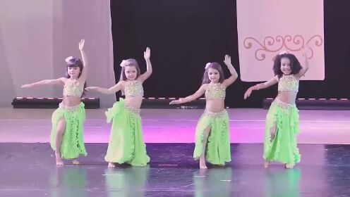 四个小女孩肚皮舞表演,一出场舞姿整齐,跳的太好了