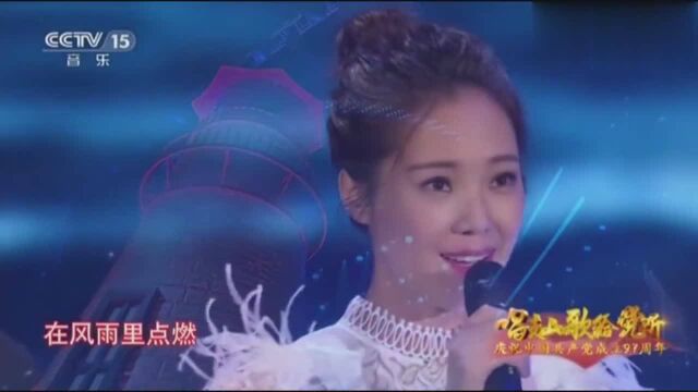 云朵,霍勇演唱经典歌曲《一盏灯》能表达国家近代发展的一首歌!