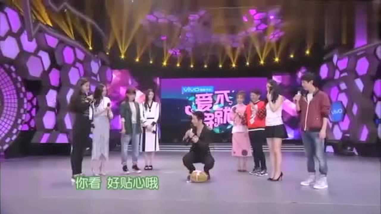 快乐大本营黄晓明拉着杨幂的手直呼杨颖这就有点尴尬了