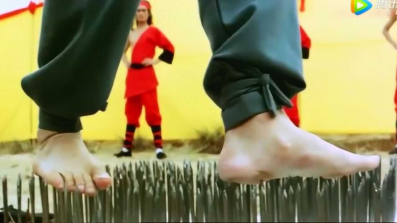 大哥光脚踩钉子结果帅不过三秒