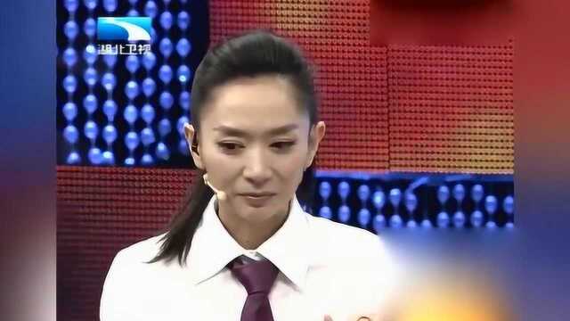 女儿躺着轮椅上台来,头上竟有个大窟窿,让主持人不停流泪