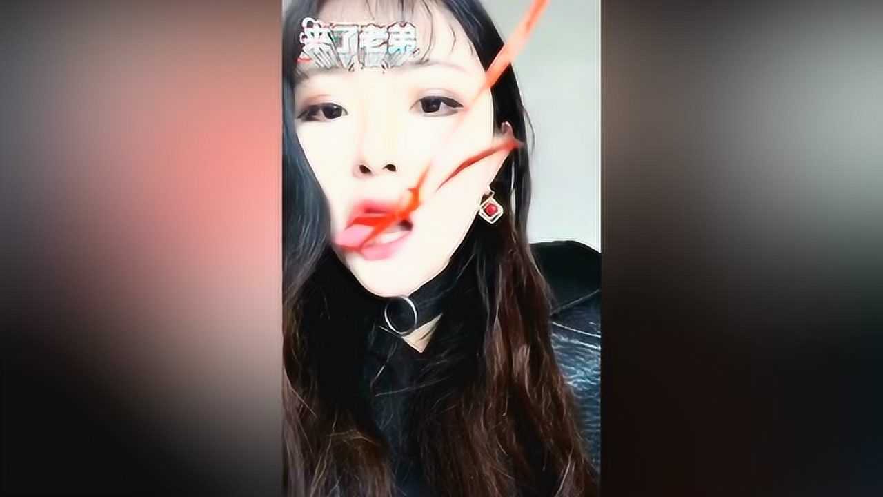 用舌头把一根绳子打结美女这绝活厉害了