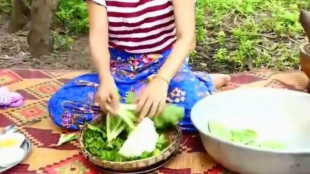 海蘑菇最新鲜的吃法,看柬埔寨女子怎么做,沾上辣酱很好吃!